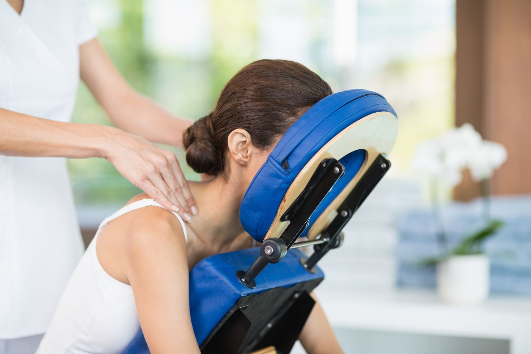 Massage Chair vs Massage Therapist Pros & Cons